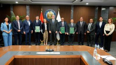 وزير البترول يشهد توقيع تمديد عقد تنمية حقل بلطيم شرق بين هيئة البترول وشركتي "إيني" و"بي بي" 