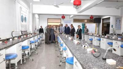 رئيس جامعة المنيا يتفقد بدء العمل التجريبي لمعامل كلية طب الأسنان.