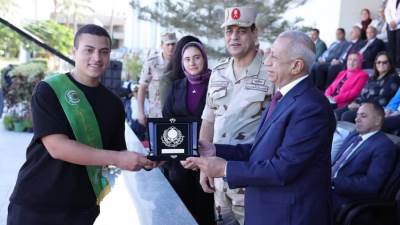 رئيس الأكاديمية العربية يكرم نجل الشهيد منسي في ذكرى انتصارات اكتوبر