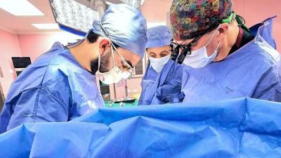  المستشفيات التعليمية تستضيف فريقًا عالميًا لجراحات قلب الأطفال بمعهد القلب القومي