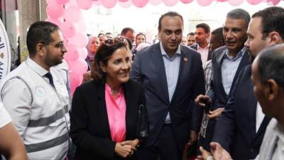رئيس الرعاية الصحية ومحافظ أسوان يطلقان مبادرة "حكاية وردي" لدعم صحة المرأة