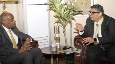 الاتحاد العربي للمحاربين القدماء يهدي وسام الشرف لرئيس دار الأوبرا المصرية