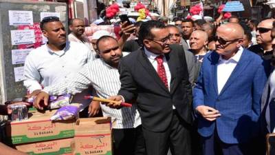 محافظ الأقصر يفتتح سوق اليوم الواحد لتوفير السلع بأسعار مخفضة