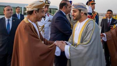 سفارة سلطنة عمان.. وزير الشباب والرياضة العماني يصل لمصر للمشاركة في افتتاح المتحف المصري
