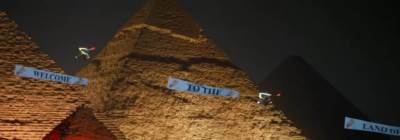 "أهلا بكم في أرض السلام".. عروض بطائرات شراعية ترحيبا بضيوف افتتاح المتحف المصري الكبير