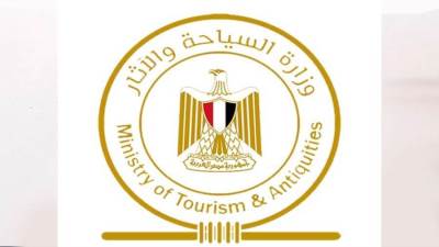 السياحة توضح حقيقة الصور المتداولة حول أغطية بلاستيكية ممزقة بمحيط المتحف الكبير