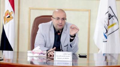 محافظ بني سويف يتلقى تقريرا بحلول شكاوى ومطالب المواطنين في اللقاء المفتوح