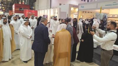 الشيخ سلطان القاسمي يتفقد جناح الهيئة المصرية العامة للكتاب ويكرم سلماوي “شخصية العام الثقافية"