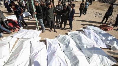 الاحتلال يُسلّم 15 جثمانًا شهيدًا من قطاع غزة
