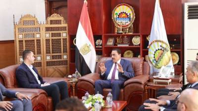 نائب وزير الصحة يبحث مع محافظ مطروح تسريع مشروعات التطوير