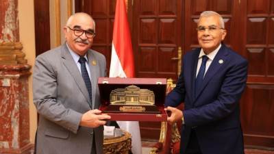 رئيس هيئة قضايا الدولة يلتقي رئيس مجلس الشيوخ 