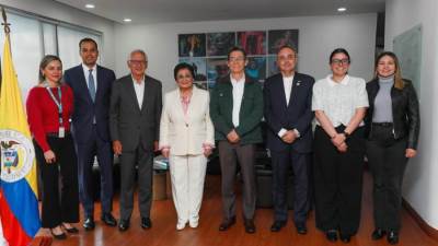  نائبة وزير الصحة تبحث تبادل الخبرات في الرعاية الأولية مع وزير صحة كولومبيا