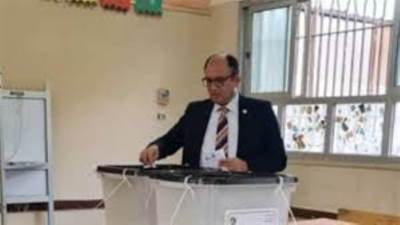 رئيس جامعة حلوان يدلي بصوته في انتخابات مجلس النواب