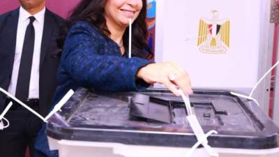 وزيرة التضامن الاجتماعي تدلي بصوتها في انتخابات مجلس النواب بلجنة مدرسة بدر الإعدادية بالدقي