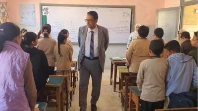بالصور.. وكيل " تعليم الغربية" يشدد على النظافة والانضباط داخل المدارس