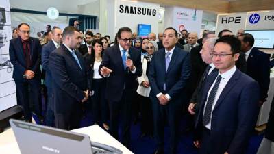 رئيس الوزراء يتفقد معرض "سمارت ديجيتال هيلث جيت"