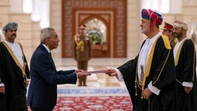 السفير المصري يقدم أوراق اعتماده إلى سلطان عُمان