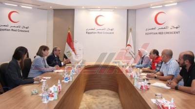 نائب المنسق الخاص للأمم المتحدة لعملية السلام في الشرق الأوسط يزور الهلال الأحمر المصري 