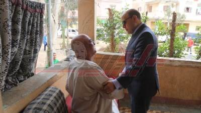 محافظ كفر الشيخ يستجيب لمواطن ويزور والده المريض في منزله