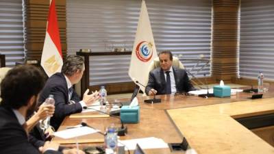  وزير الصحة يناقش تطوير المنشآت الصحية مع وفد البنك الأوروبي