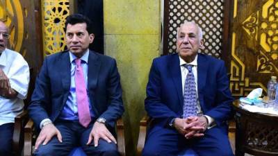 وزير الرياضة يشارك في عزاء محمد صبري