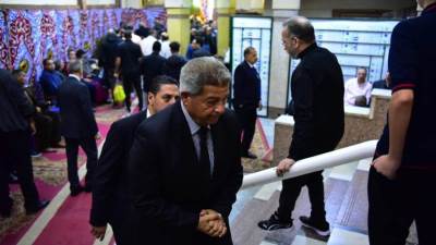 بالصور.. خالد عبدالعزيز يقدم واجب العزاء لوفاة محمد صبري