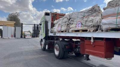 قافلة "زاد العزة" الـ74 تدخل إلى الفلسطينيين بقطاع غزة