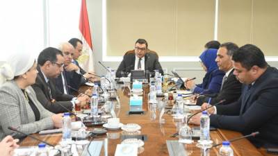 وزير الإسكان يتابع الاشتراطات والضوابط والمعايير الخاصة بالإعلانات على الطرق العامة والمحاور