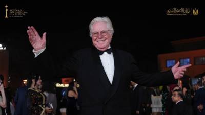 حسين فهمي في ختام "القاهرة السينمائي": السينما لا تمحو الحقيقة