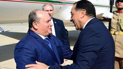 رئيس الوزراء يستقبل الوزير الأول للجمهورية الجزائرية بمطار القاهرة الدولي