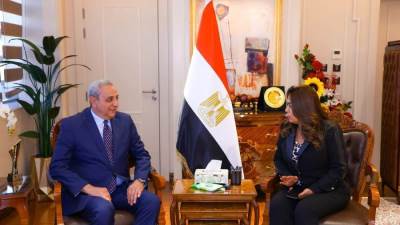 وزيرة التنمية المحلية ومحافظ الغربية يشهدان توقيع عقد إدارة وتشغيل مرافق النقل الداخلي