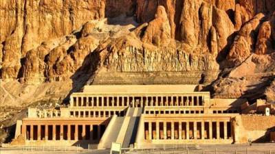 السياحة والآثار توضح حقيقة ما نُشر حول إنشاء مبنى خرساني جديد بمنطقة الدير البحري بالأقصر