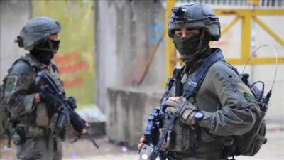 صحيفة إسرائيلية تعلن مقتل شابين فلسطينيين على يد جنود الاحتلال