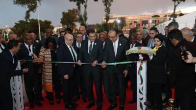 وزير قطاع الأعمال يشهد افتتاح المعرض المصاحب للمؤتمر الأفريقي لإنتاج الأدوية في الجزائر