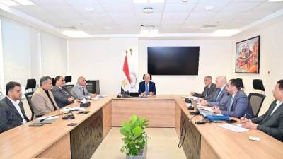 وزير الري يبحث آليات تشغيل محطات الرفع بنطاق المشروعات القومية