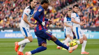 برشلونة يخطف عرش الليجا بفوز مثير أمام ألافيس