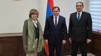  السفيرة المصرية تلتقي وزير الدفاع الأرميني