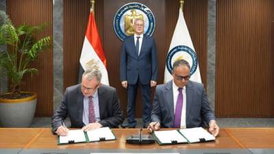 إطلاق أول مشروع مصري لوقود الطائرات المستدام: البترول توقع عقد رخصة الإنتاج مع "هني ويل"