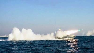 إيران تطلق صواريخ بعيدة المدى خلال مناورات بحرية قرب مضيق هرمز