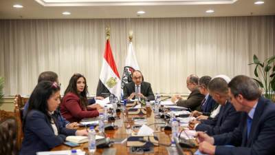 وزير قطاع الأعمال العام يجتمع بمسؤولي مركز المعلومات 