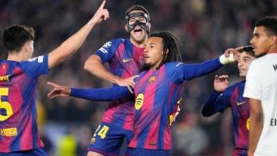 كوندي ينقذ برشلونة بثنائية في شباك فرانكفورت 