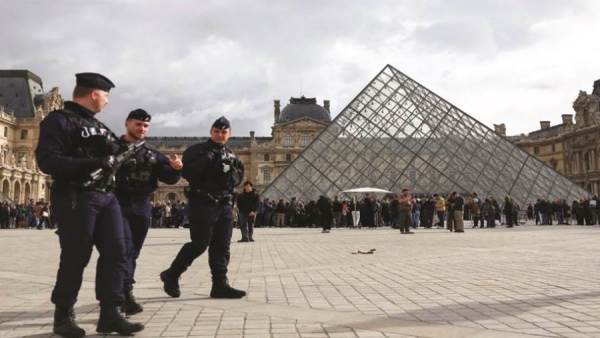 شرطة باريس تكشف الثغرات التي أدت لسرقة متحف اللوفر