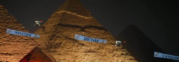 "أهلا بكم في أرض السلام".. عروض بطائرات شراعية ترحيبا بضيوف افتتاح المتحف المصري الكبير