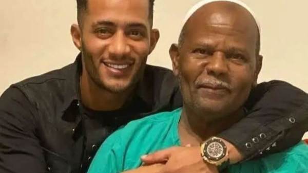 محمد رمضان يعلن وفاة والده.. وهذه تفاصيل الجنازة والدفن