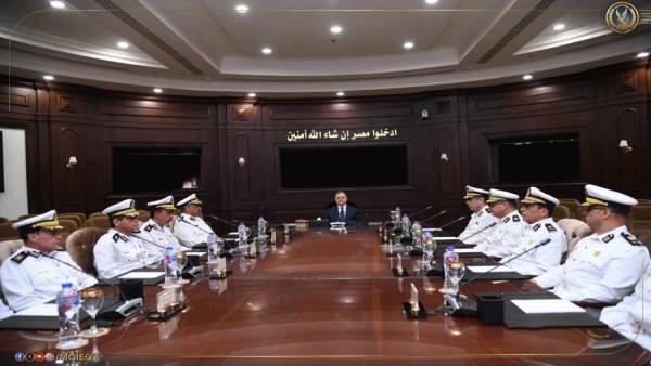 وزير الداخلية يعقد اجتماعًا مع عدد من مساعدي الوزير والقيادات الأمنية لمتابعة خطط تأمين انتخابات مجلس النواب