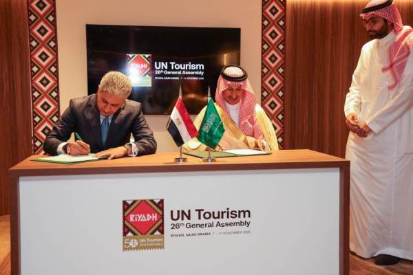 مصر والسعودية توقعان برنامجًا للتعاون السياحي خلال زيارة الرياض