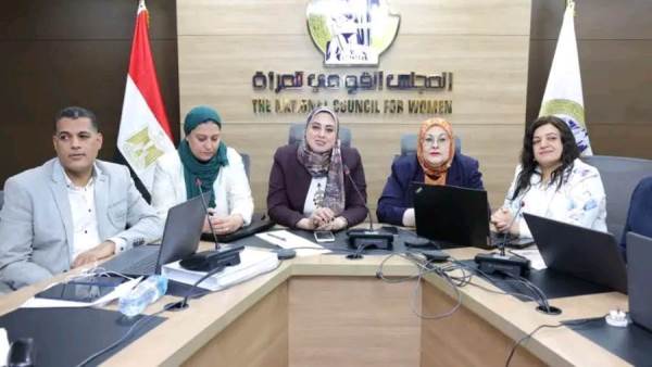  بالصور.. غرفة عمليات "القومي للمرأة" تتابع مشاركة السيدات بالانتخابات البرلمانية