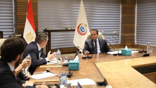 وزير الصحة يناقش تطوير المنشآت الصحية مع وفد البنك الأوروبي
