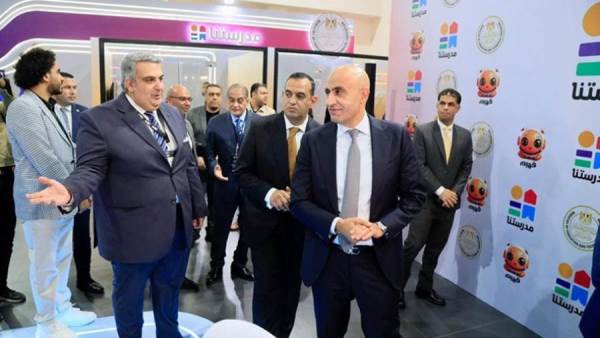 وزير التربية والتعليم يتفقد جناح "مدرستنا" في معرض "Cairo ICT"