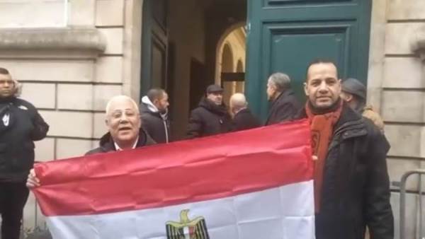 بالفيديو.. أبناء الجالية المصرية بفرنسا يهتفون: "انزل وشارك صوتك أمانة"